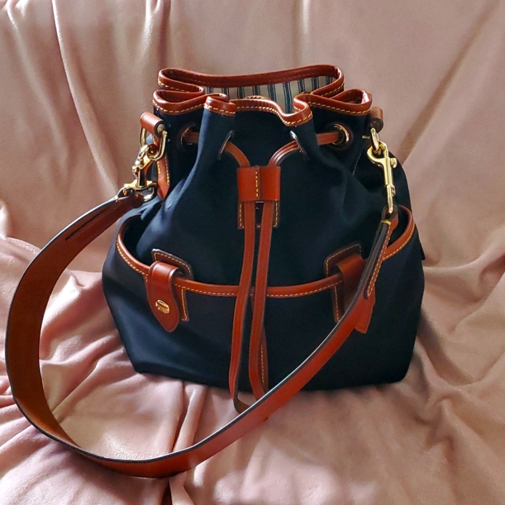Dooney and bourke wayfarer bucket bag in blk